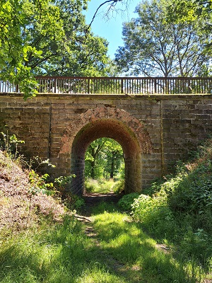 E3 vede spolu s E6 po bývalé železniční trati. V tomto místě se oddělí. E6 vede ještě na mostě, ale pod ním už jen E3